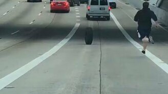 Мужчина догоняет колесо - смотреть видео (0:17)