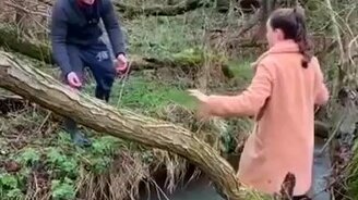 Девушка прыгает через ручей - смотреть видео (0:46)