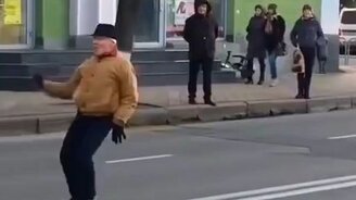 Прирождённый танцор на дороге - смотреть видео (0:30)