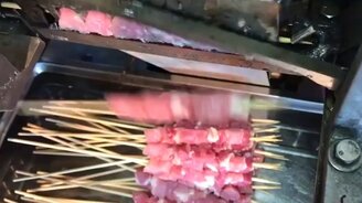 Шашлык, поставленный на поток - смотреть видео (0:15)