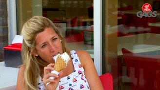 Как слепая девушка флиртует - смотреть видео (1:53)