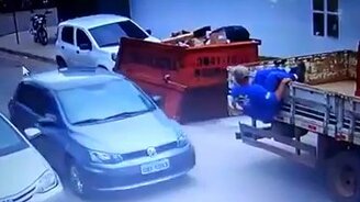 Ловко удержался в кузове - смотреть видео (0:24)