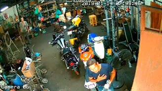 Внезапное падение двери ворот - смотреть видео (0:45)