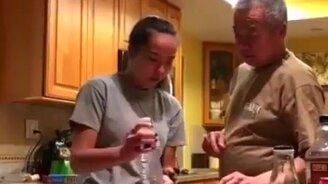 Разыграла своего отца - смотреть видео (1:00)