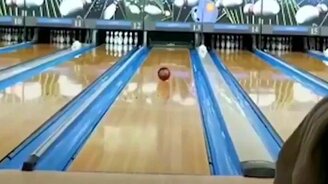 Красивый трюк в боулинге - смотреть видео (0:28)