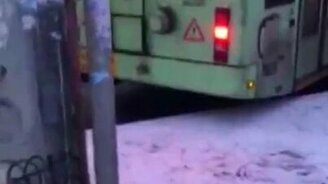 Дрифт троллейбуса - смотреть видео (0:16)