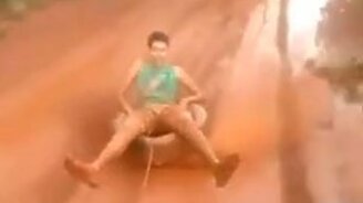 Как обрызгать себя из лужи - смотреть видео (0:14)