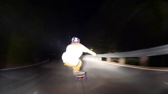 В ночи на скейтборде - смотреть видео (1:00)