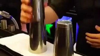 Фокусник-бармен удивляет - смотреть видео (0:58)