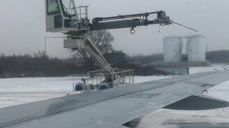 Обработка самолёта антиобледенителем - смотреть видео (0:53)