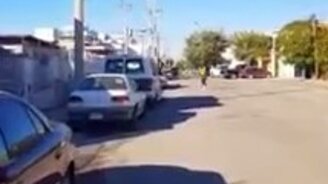 Чемпионка по метанию тапок - смотреть видео (0:14)