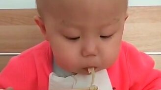 Малыш ест палочками - смотреть видео (0:25)