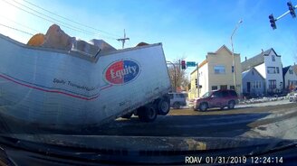 Слишком нагрузили полуприцеп с будкой - смотреть видео (0:25)