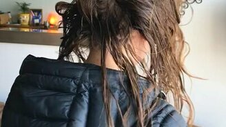 Вышла с мокрыми волосами в метель - смотреть видео (0:08)