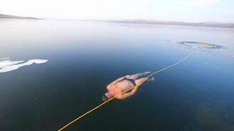 Заплыв подо льдом - смотреть видео (1:27)