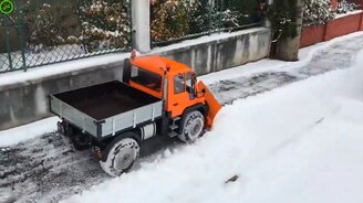 Расчистка снега с радиоуправлением - смотреть видео (0:25)