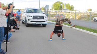 Протащил автомобиль в стойке на руках - смотреть видео (1:50)