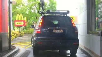 Когда на крыше негабаритный груз - смотреть видео (0:24)