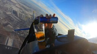 Когда пилоту захотелось пить - смотреть видео (1:01)