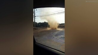 Пыльное торнадо в метре от меня - смотреть видео (0:32)