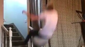 Эквилибрист-любитель - смотреть видео (0:16)