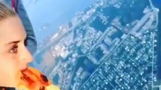 Женский обед в воздухе - смотреть видео (0:29)