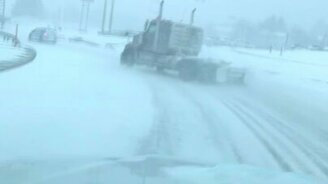 Зимний дрифт на тягаче - смотреть видео (0:37)