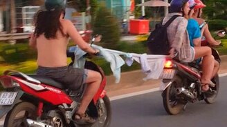 Прикольная буксировка мотоцикла - смотреть видео (0:21)