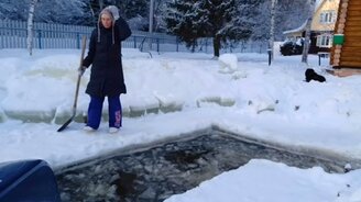 Пловчиха в проруби - смотреть видео (3:08)