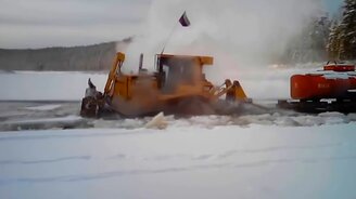 Бульдозер против воды - смотреть видео (14:15)