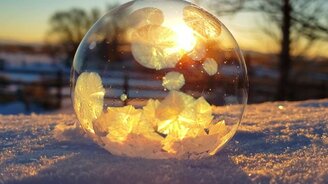 Причудливо замерзающие пузыри - смотреть видео (2:18)