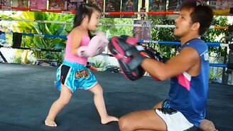 Пятилетняя девочка-боксёрка - смотреть видео (0:57)