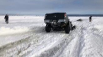 К чему привела парковка на льду - смотреть видео (1:24)