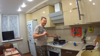 Муж готовит ужин... - смотреть видео (0:33)