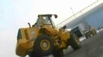 Верхом на тяжёлой технике - смотреть видео (0:57)