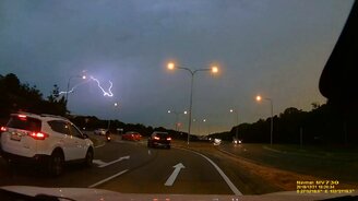 Красивые молнии в замедлении - смотреть видео (0:31)