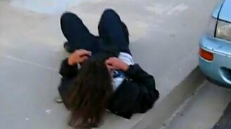 Скейтер чуть не сломал авто - смотреть видео (0:56)