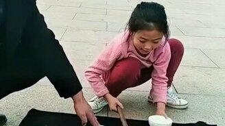 Маленькая азиатка-фокусница - смотреть видео (0:38)