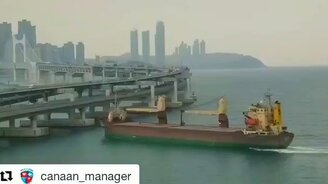 Судно врезается в мост - смотреть видео (0:55)