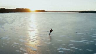На коньках по просторному озеру - смотреть видео (0:51)