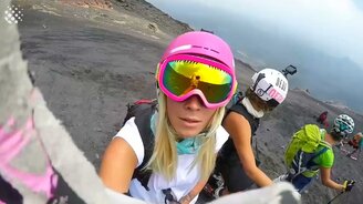 На лыжах по вулканическому пеплу - смотреть видео (1:49)