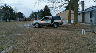 Хотел свалить дерево легковушкой - смотреть видео (0:19)