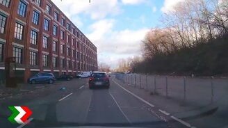 Снесло крышу на машины - смотреть видео (0:32)