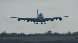 Самолёты, приземляющиеся в ветреную погоду - смотреть видео (2:28)