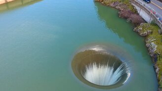 Оригинальное осушение плотины - смотреть видео (3:12)