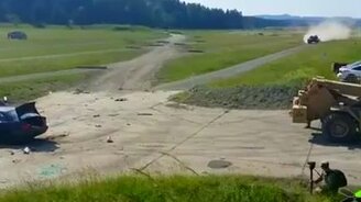 Танк на скорости против легковушки - смотреть видео (0:25)