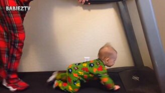 Детишки делают зарядку - смотреть видео (1:38)