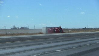 Ветер опрокидывает фуру - смотреть видео (0:34)