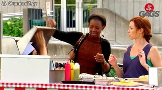 Человек в аппарате для хот-догов - смотреть видео (1:13)