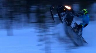 Отчаянный на снегоходе - смотреть видео (0:09)